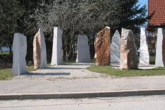 Monolitni kamni ob gostiscu Kebe