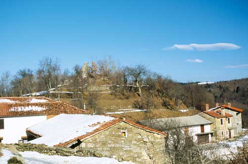 Podgrad pri Vremah z razvalinami gradu Završnik