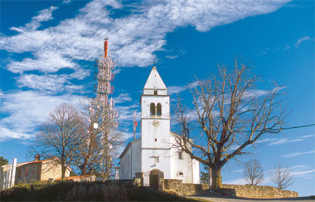Vrh Tinjanskega hriba si delita antenski stolp in cerkev sv. Mihaela