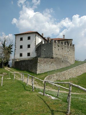 Srednjeveški grad Prem v severovzhodnem delu Brkinov