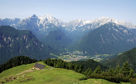 Dovška Baba je imenitno razgledišče – Julijske Alpe so kot na razstavi