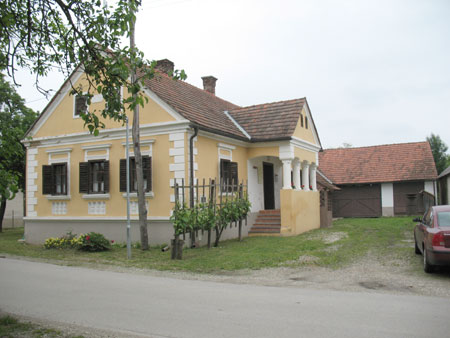 Arhitekturni biser v vasi Kobilje TELE hiša v vasi Kobilje, ki jo mnogi označujejo kot arhitekturni biser