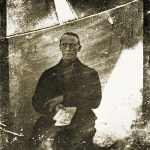 Janez Puhar, Avtoportret, fotografija na steklu (hyalotipija, svetlopis), 12 x 10 cm, Narodni muzej Slovenije, foto T. Lauko