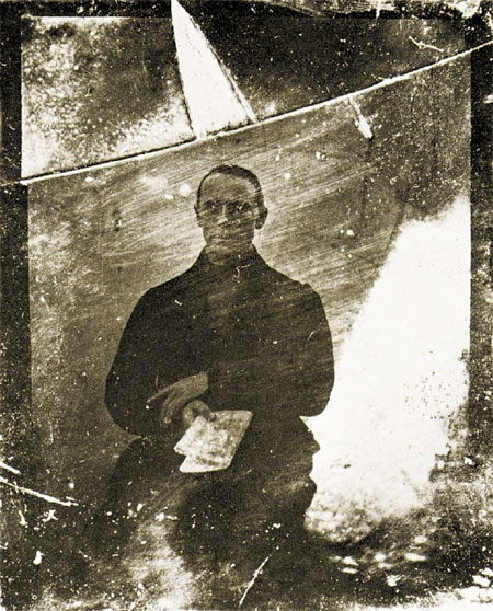 Janez Puhar, Avtoportret, fotografija na steklu (hyalotipija, svetlopis), 12 x 10 cm, Narodni muzej Slovenije, foto T. Lauko