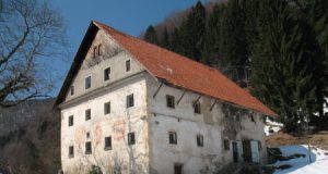 Velika in dobro ohranjena hiša Šturmajce v Gorenji Kanomlji