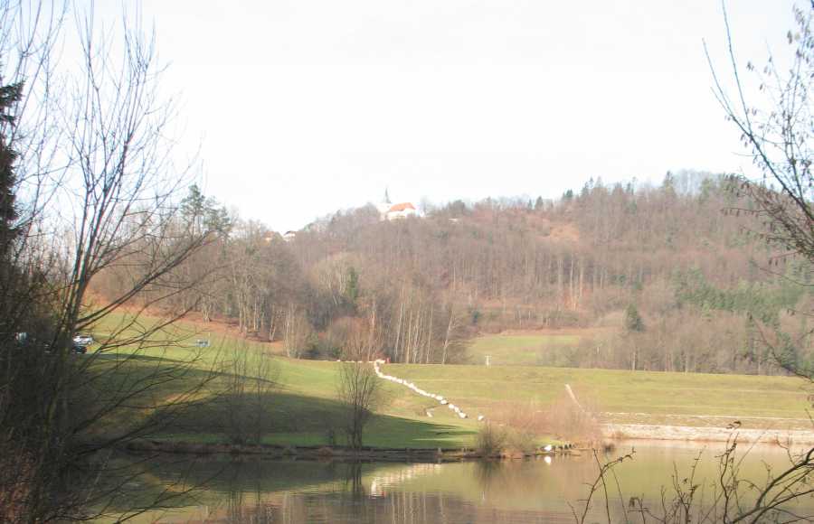 Gradiško jezero z Gradiščem v ozadju