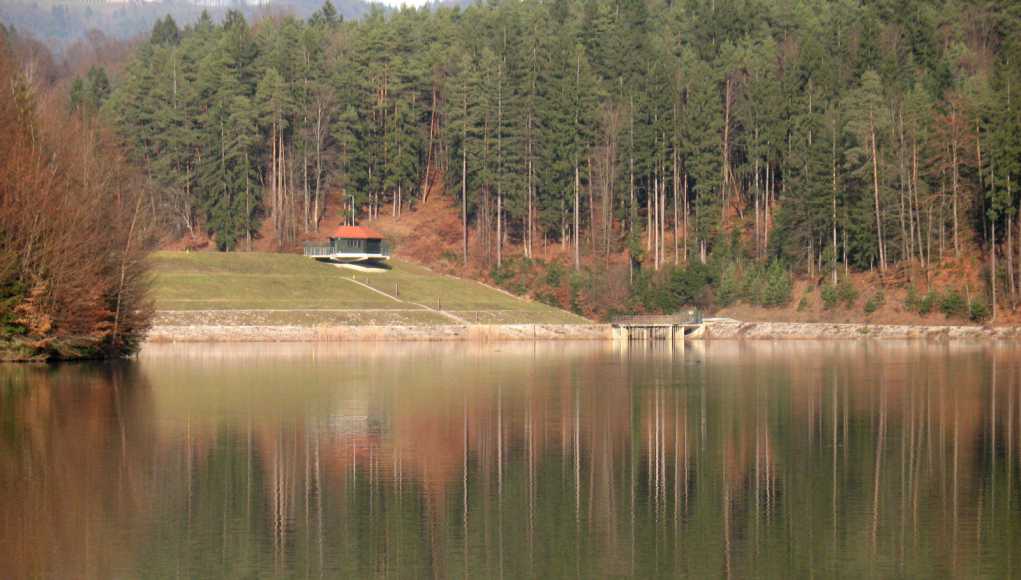 Zadrževalna pregrada