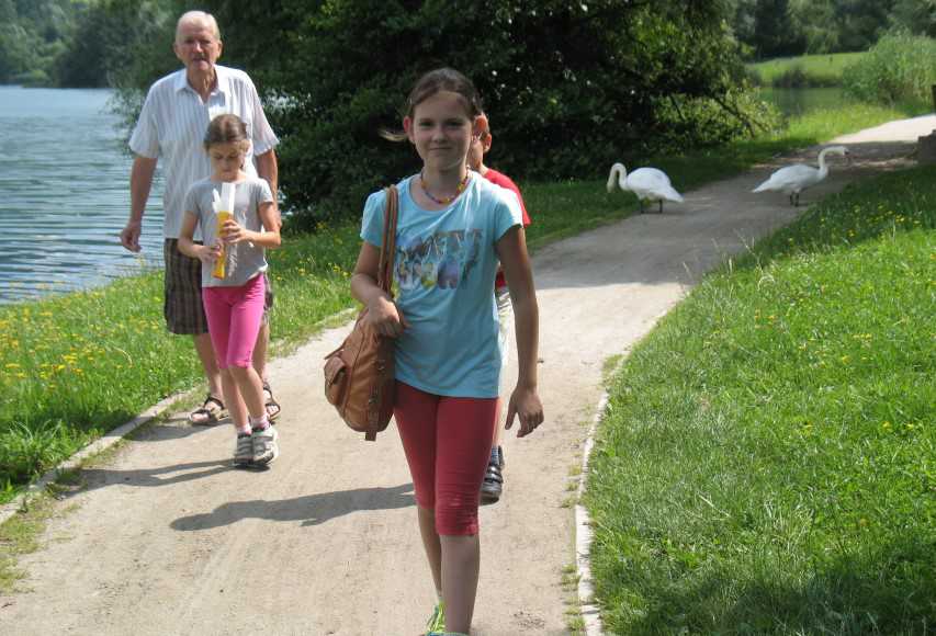Sprehajalci ob Velenjskem jezeru