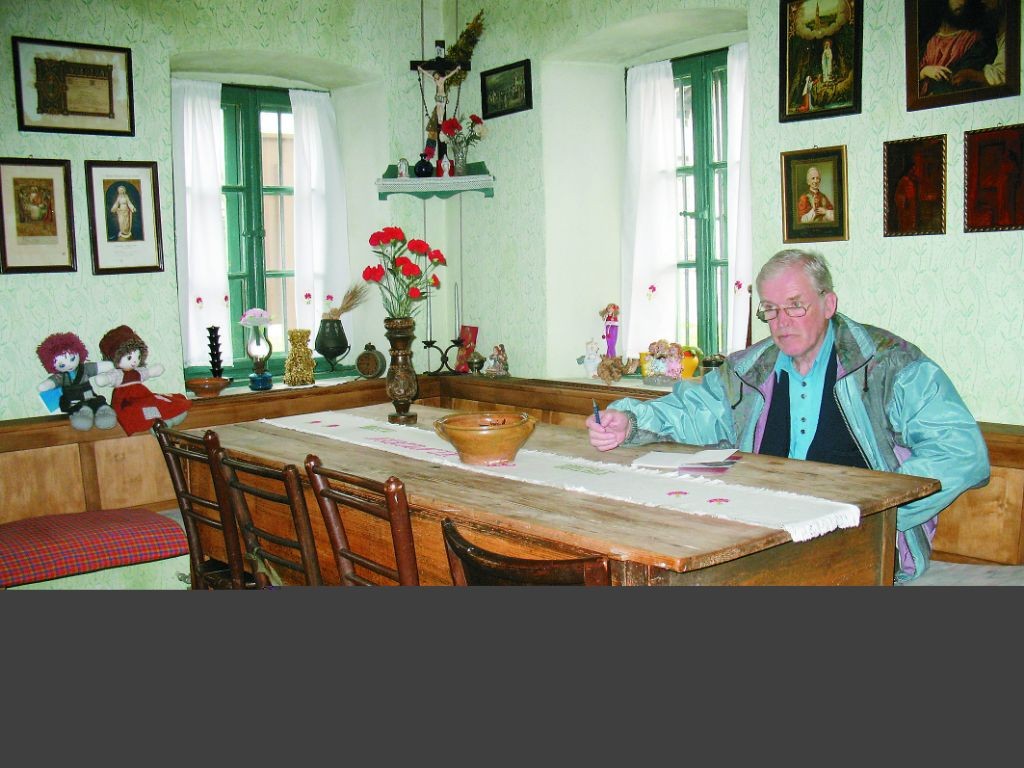 Hiša z mizo in posteljo v enem