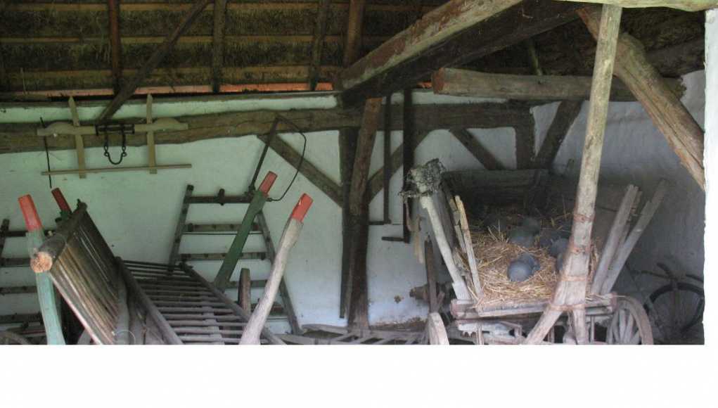 V lopi so na ogled vozovi, s kakršnimi so nekdaj prevažali (črno) keramiko