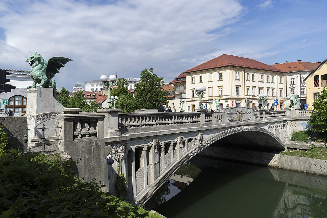Zmajski most z bronastimi zmaji čez Ljubljanico