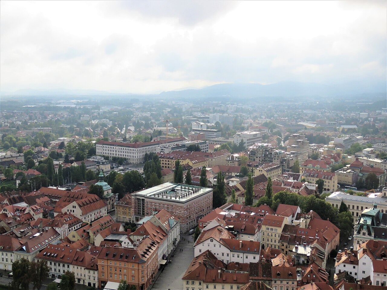 Stavba Narodne in univerzitetne knjižnice med strehami stare Ljubljane