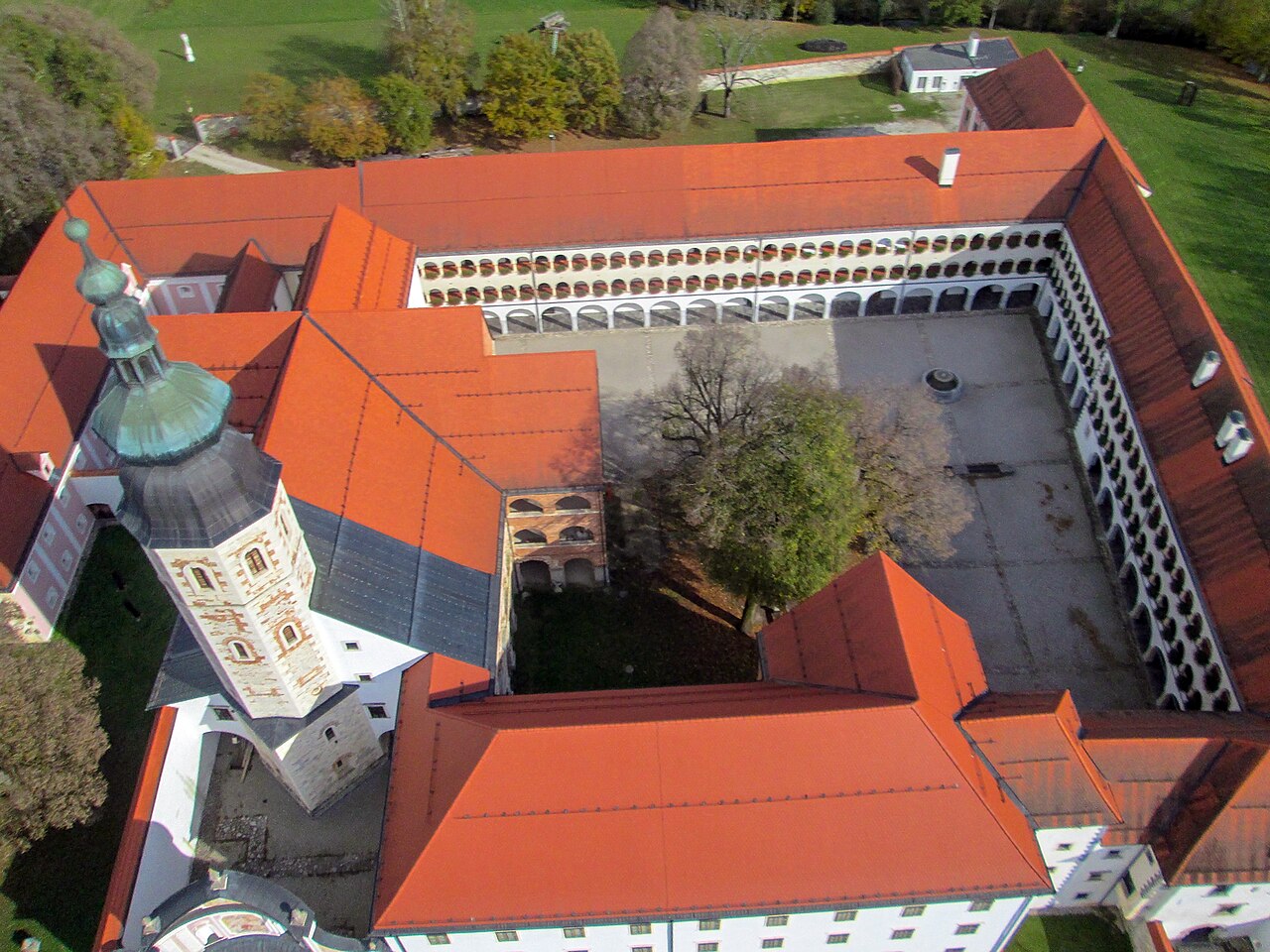 Samostan s cerkvijo v Kostanjevici na Krki