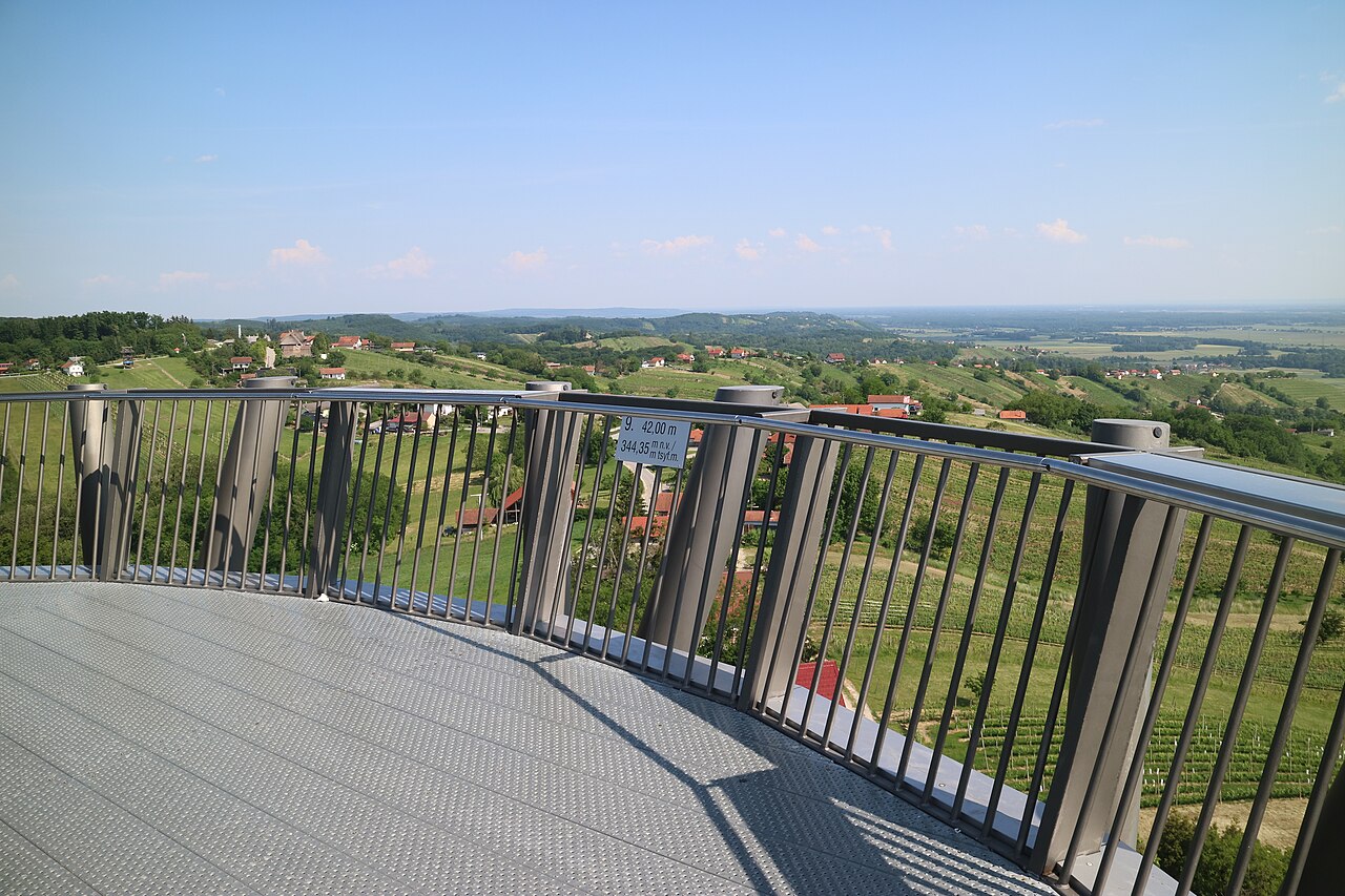 Razgled z Vinariuma na Lendavske gorice