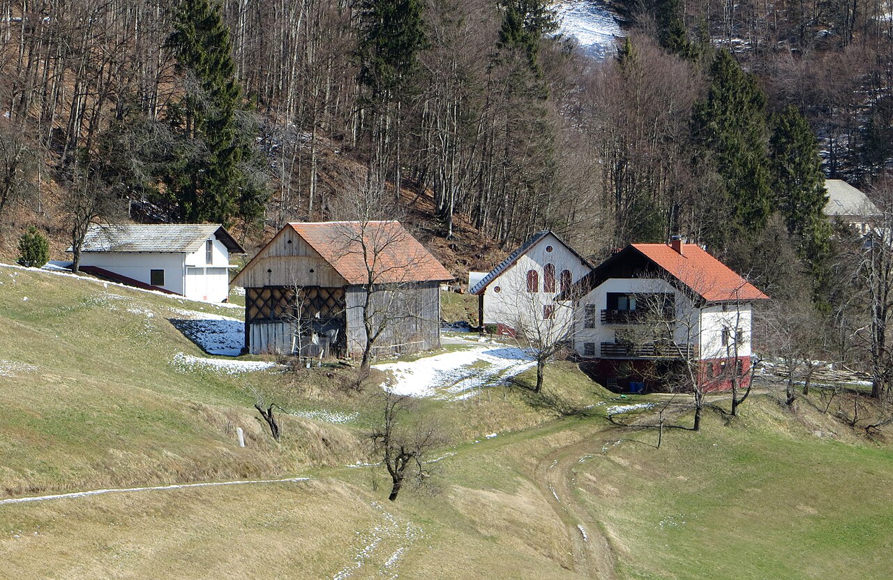 Samotna kmetija na hribu nad dolino