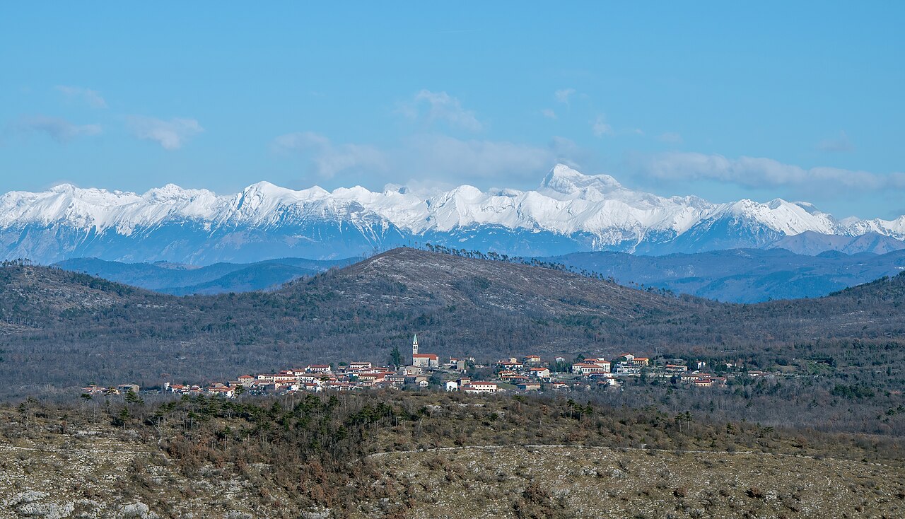 Občina Miren - Kostanjevica Kraška vas Kostanjevica med gozdom