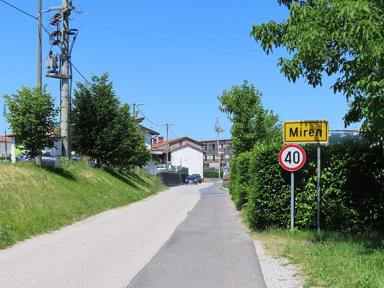 Občina Miren - Kostanjevica Cesta med hišami v Mirnu