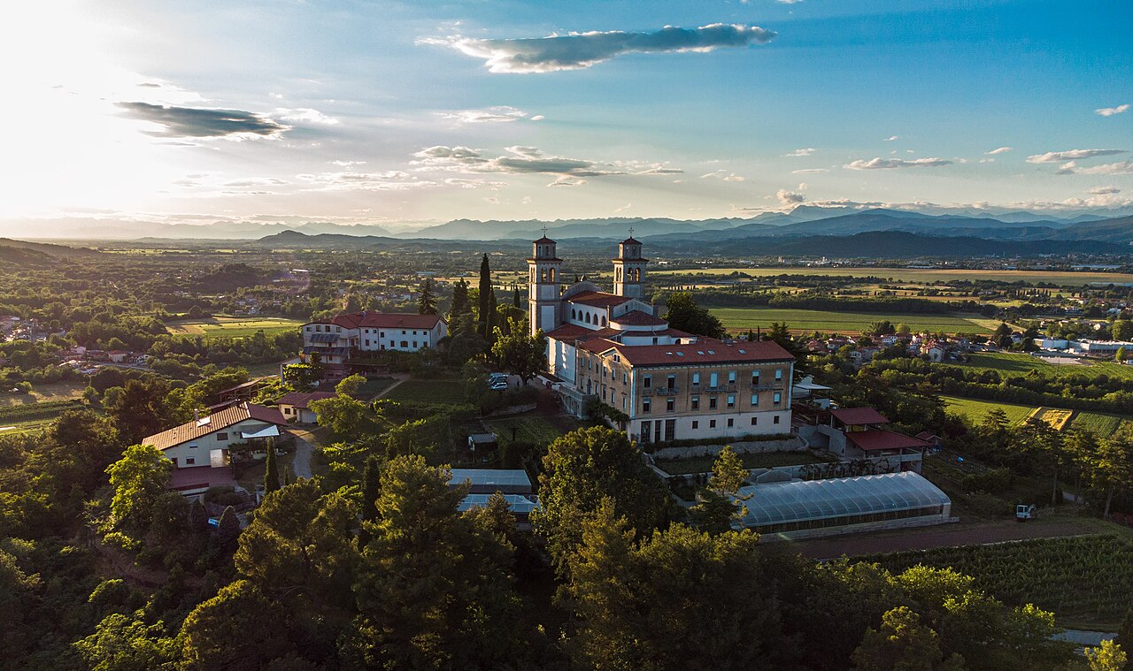 Občina Miren - Kostanjevica Hrib s samostansko cerkvijo nad Mirnom