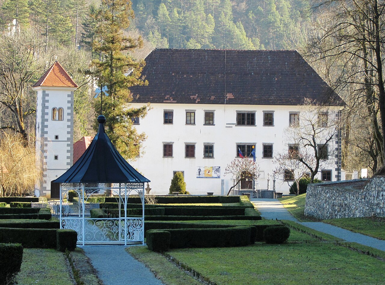 Graščinska stavba v Polhovem Gradcu