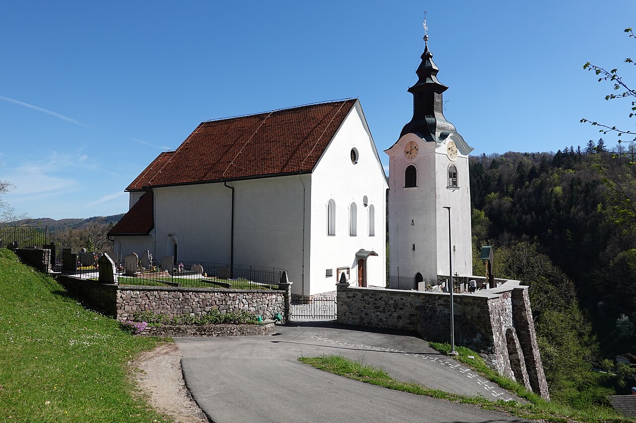 Občina Radeče Cerkev na vzpetini Svibno