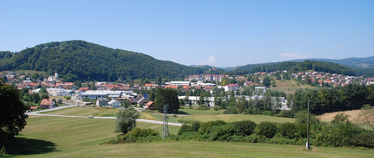 Občina Mirna Razgled na naselje v dolini in gričevje