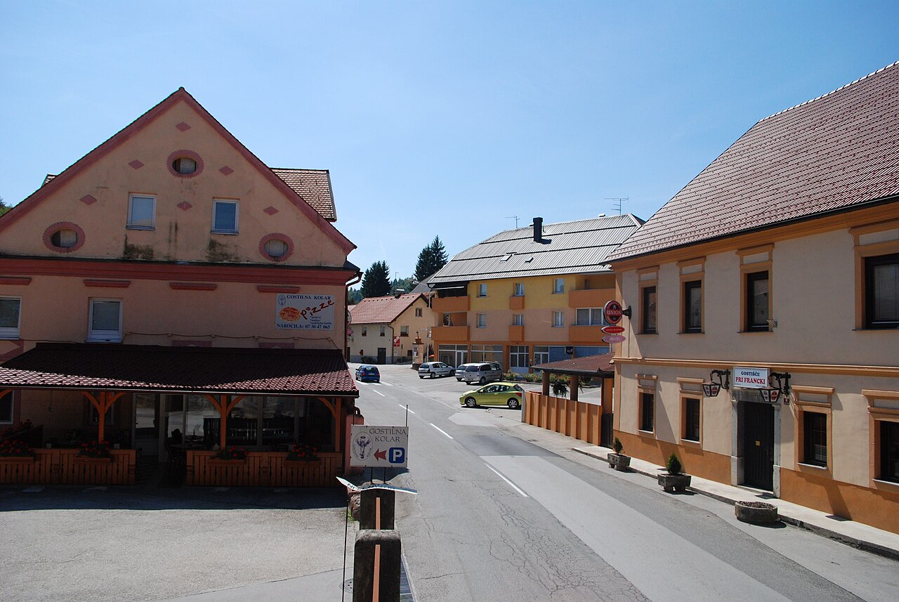 Občina Mirna Nadstropne hiše ob glavni cesti na Mirni
