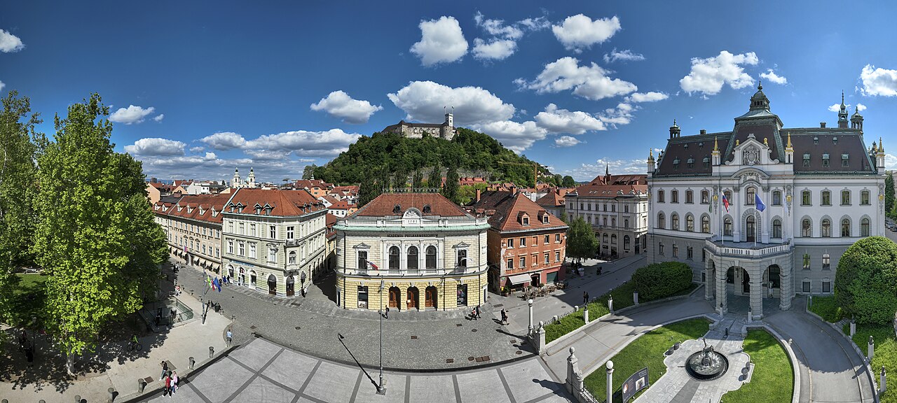 Panorama Kongresnega trga z Ljubljanskim gradom v ozadju